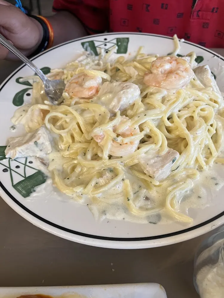 Fettuccini Alfredo with Chicken and Shrimp